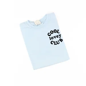 COOL Lovey CLUB - Pocket Design - SHORT SLEEVE COMFORT COLORS TEE